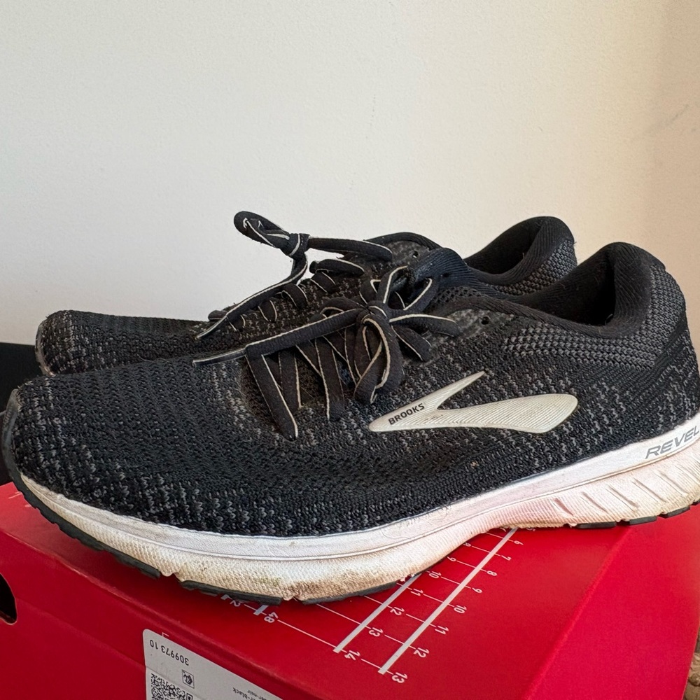 Brooks Men's Black and White Running Sneakers